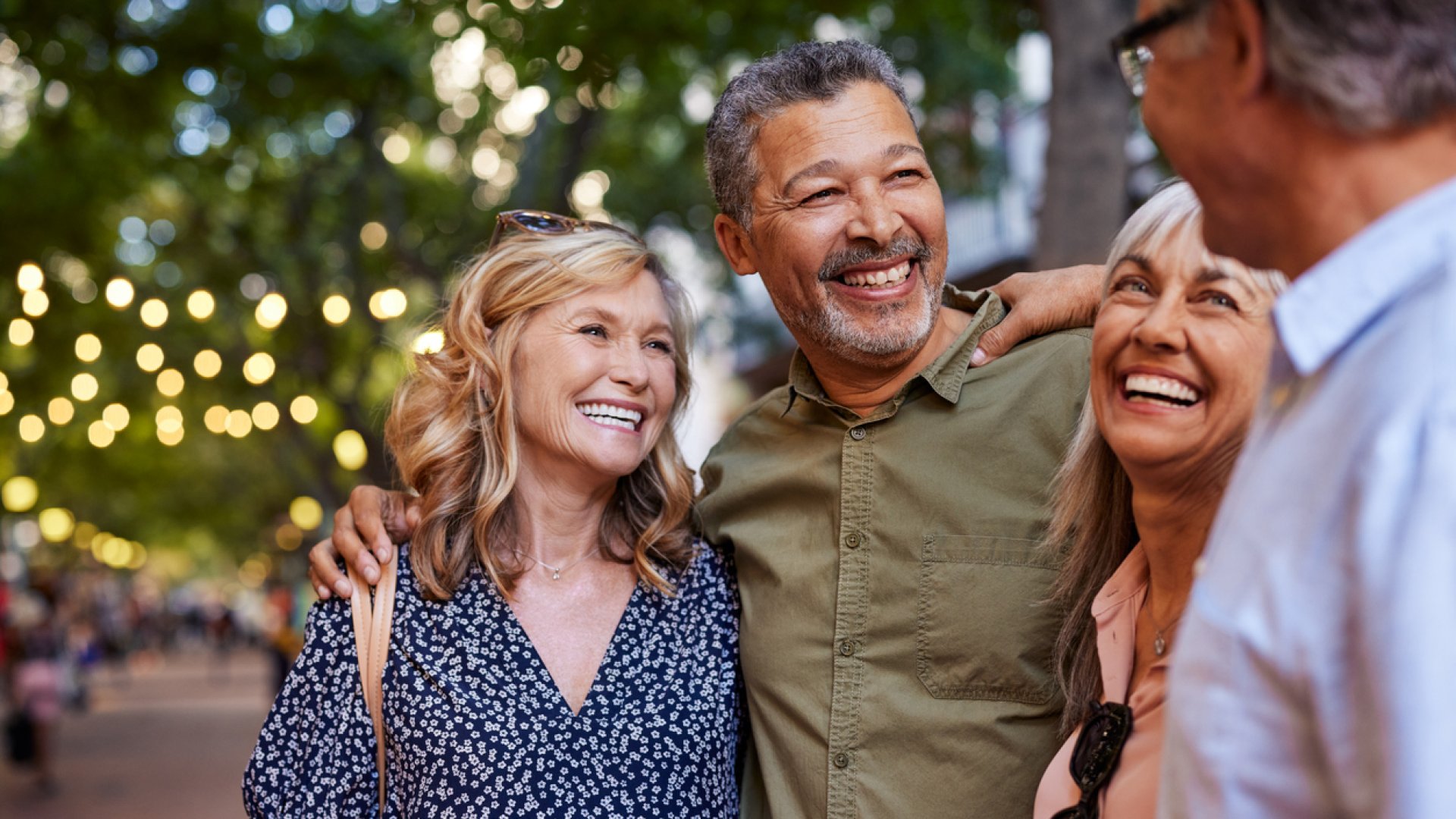 Magabiztos természetes mosolly, amely az önbizalmat és a nonverbális kommunikáció erejét jelképezi