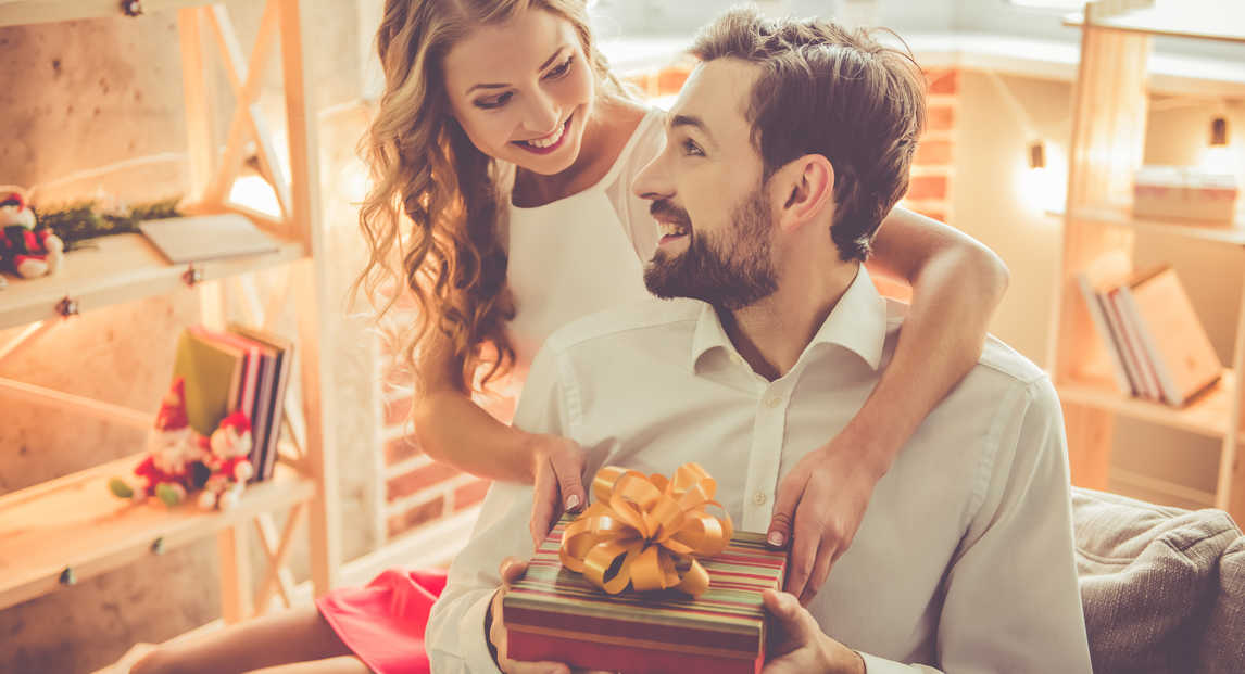 Az 5 szabály, amit tudnod kell, mielőtt férfinak vásárolsz ajándékot